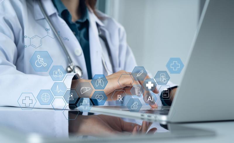 Arts in een witte jas die een laptop gebruikt, met holografische pictogrammen die digitale gezondheidsgegevens, kunstmatige intelligentie (AI), menselijke organen en medische symbolen voorstellen. Arts in een witte jas die een laptop gebruikt, met holografische pictogrammen die digitale gezondheidsgegevens, kunstmatige intelligentie (AI), menselijke organen en medische symbolen voorstellen.