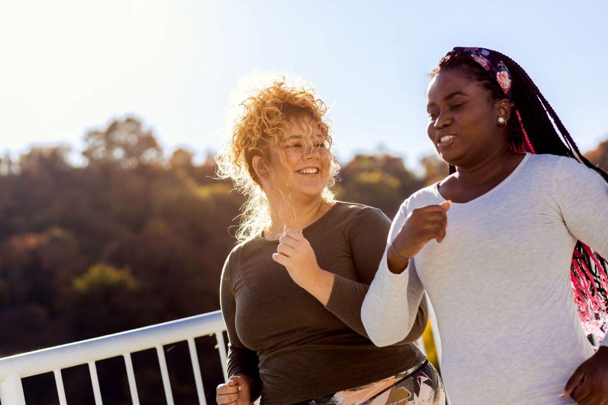 Jeunes femmes en bonne santé font un jogging en souriant / Gezonde jonge vrouwen gaan glimlachend joggen