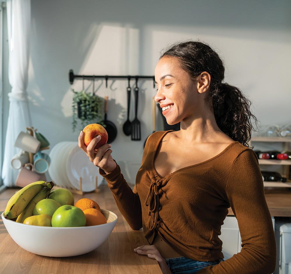 femme mange des fruits